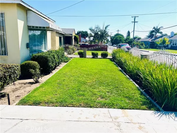 Compton, CA 90220,923 W Poplar Street