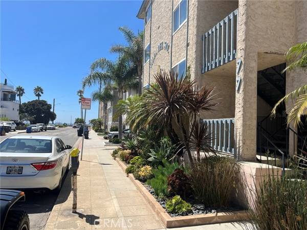 77 15th Street #2, Hermosa Beach, CA 90254