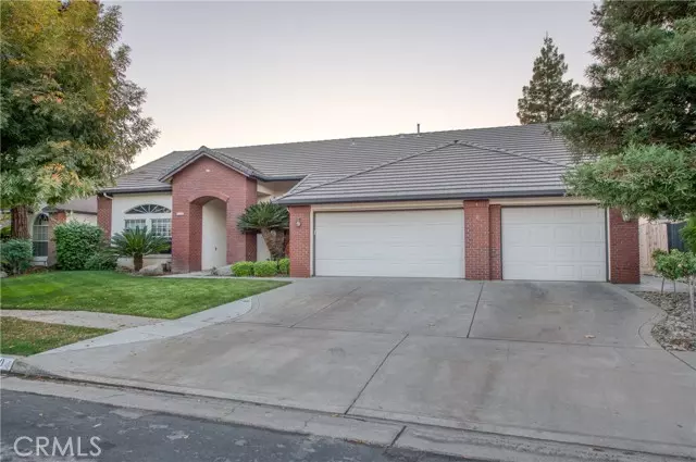 1120 N Dewitt Avenue, Clovis, CA 93611