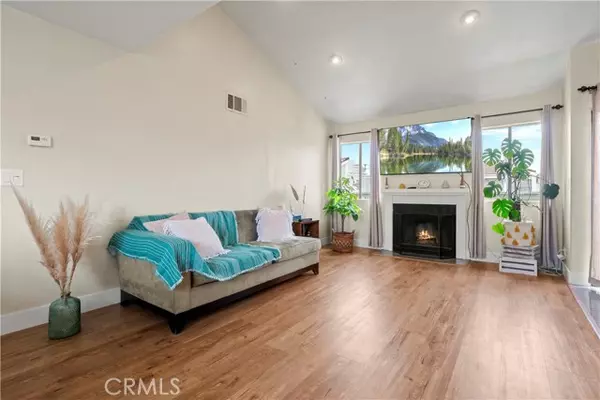 27118 Crossglade Avenue #5, Canyon Country, CA 91351