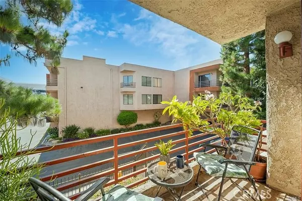 6820 Remmet Avenue #201, Canoga Park, CA 91303