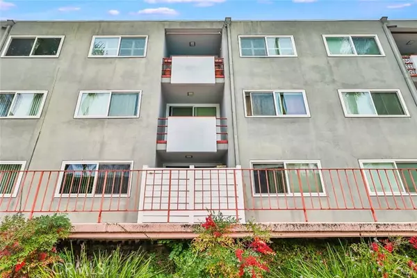 Sherman Oaks, CA 91423,4915 Tyrone Avenue #204