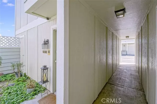 Canyon Country, CA 91351,27123 Crossglade Avenue #4