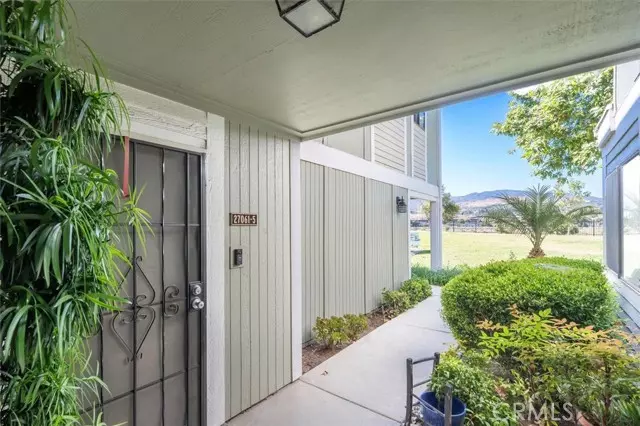 27061 Crossglade Avenue #5, Canyon Country, CA 91351