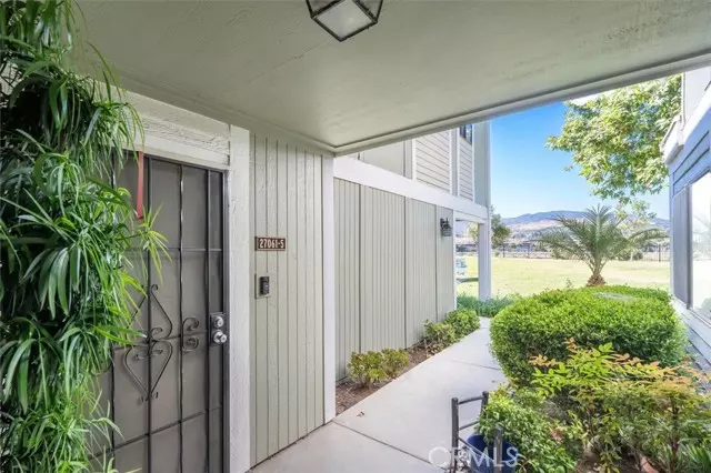 Canyon Country, CA 91351,27061 Crossglade Avenue #5