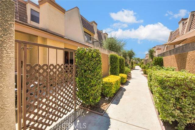 18411 Collins Street #E, Tarzana, CA 91356