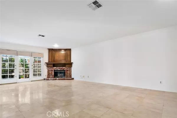 Tarzana, CA 91356,18850 Hatteras Street #5