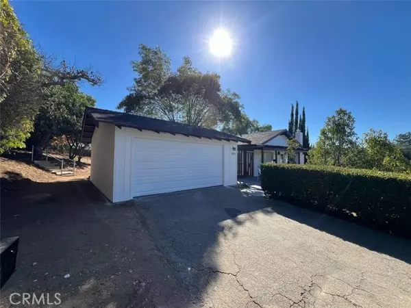 211 E Clemmens Lane, Fallbrook, CA 92028