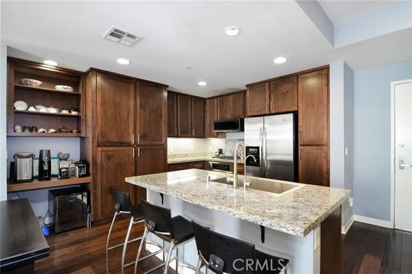 21301 Erwin Street #523, Woodland Hills, CA 91367