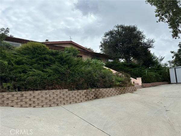 754 Via Flora Road, San Marcos, CA 92069