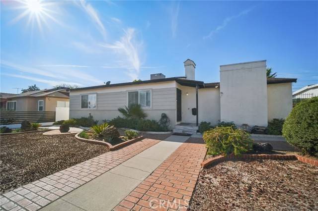 8221 Whitsett Avenue, North Hollywood, CA 91605