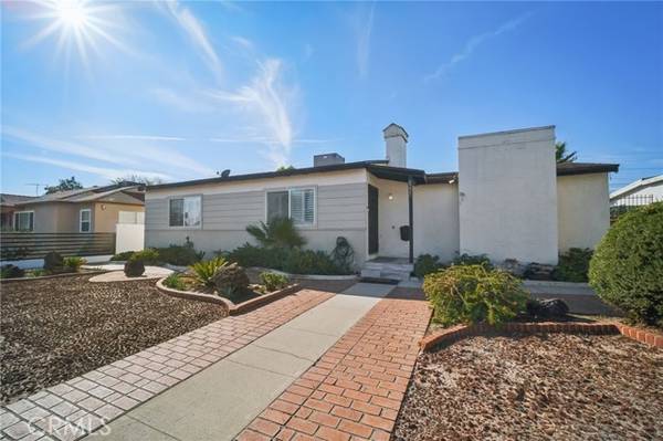 8221 Whitsett Avenue, North Hollywood, CA 91605