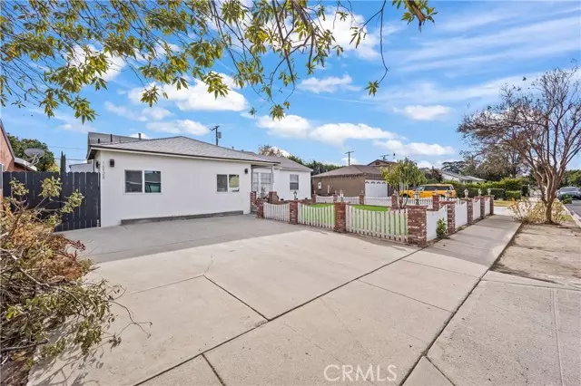 16930 Gault Street, Lake Balboa, CA 91406