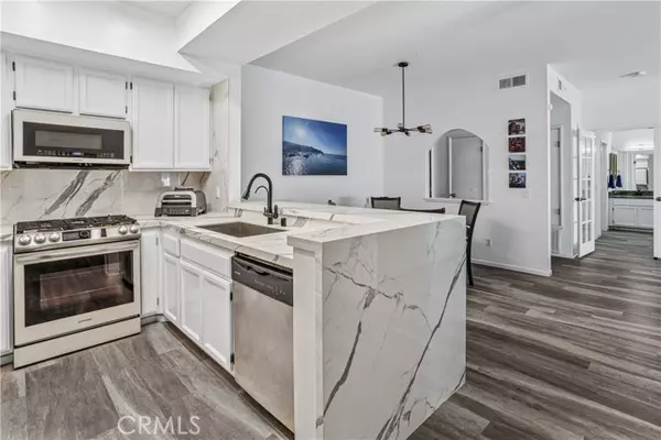 Encino, CA 91316,5534 Encino Avenue #206