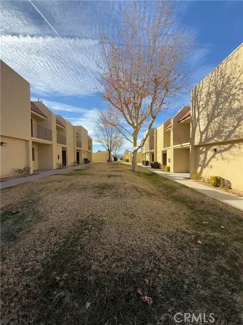 44200 Kingtree Avenue #16, Lancaster, CA 93534