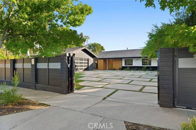 22400 Bessemer Street, Woodland Hills, CA 91367