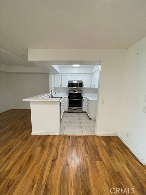 Tujunga, CA 91042,10115 Pinewood Avenue #102