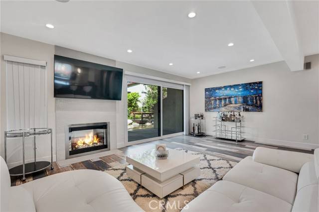 21551 Burbank # 114 Boulevard, Woodland Hills, CA 91367