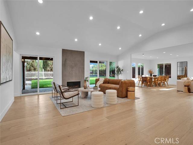 Woodland Hills, CA 91367,24100 Philiprimm Street