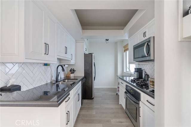 Los Angeles, CA 90049,171 N Church Lane #306