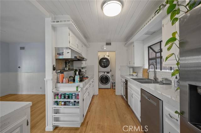 Woodland Hills, CA 91364,20955 De Mina Street