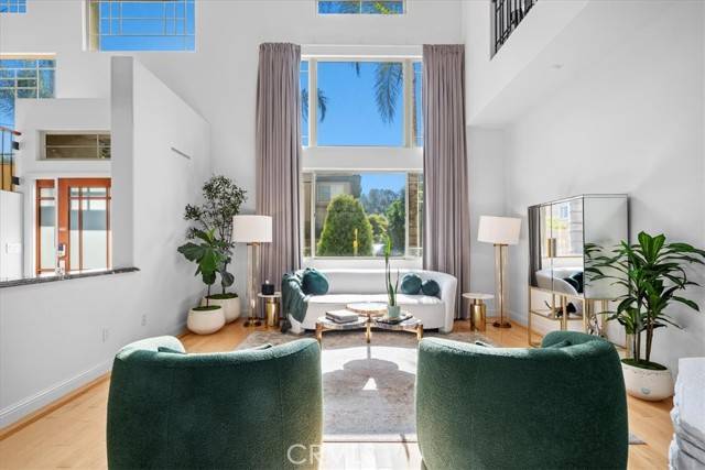 Tarzana, CA 91356,18330 Hanan Court