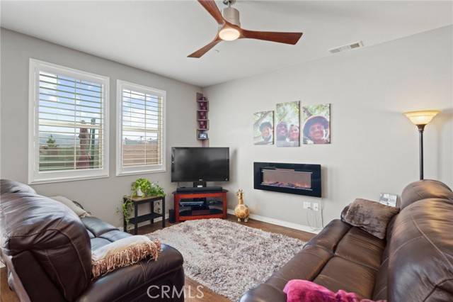 Saugus, CA 91350,22032 Barrington Way