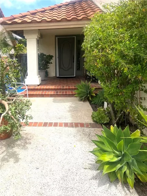 Rancho Santa Margarita, CA 92688,25 Via Zapador