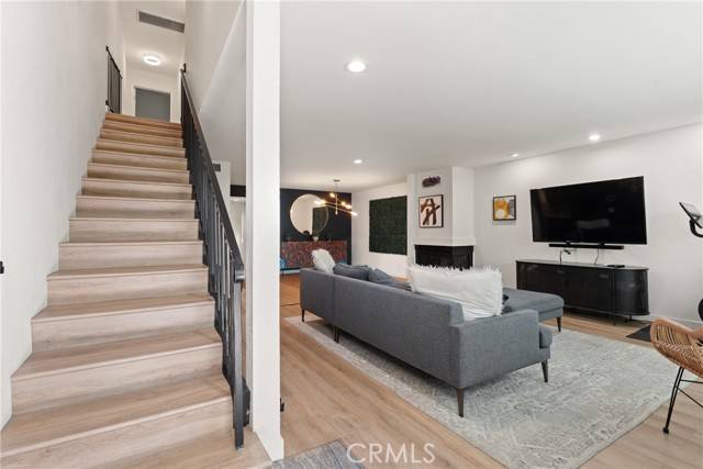 Sherman Oaks, CA 91423,4321 Matilija Avenue #9