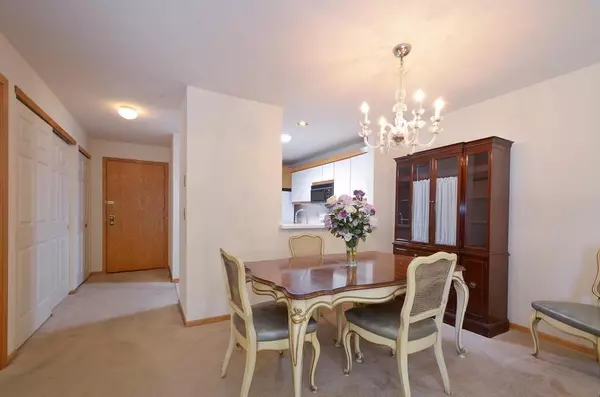 Glendale, WI 53209,1600 W Green Tree Rd #327