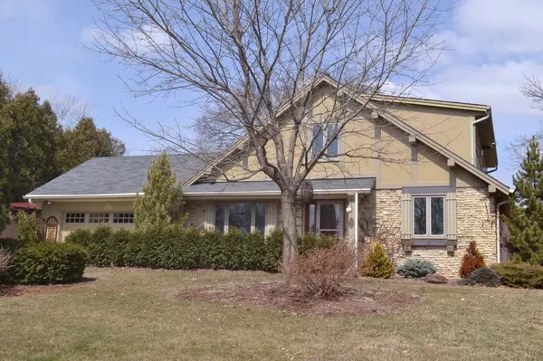 N87W17262 Schneider Dr, Menomonee Falls, WI 53051