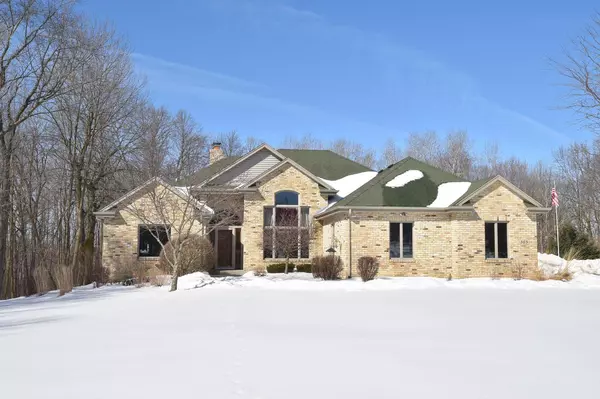 305 Royal Oak Ct, Slinger, WI 53086