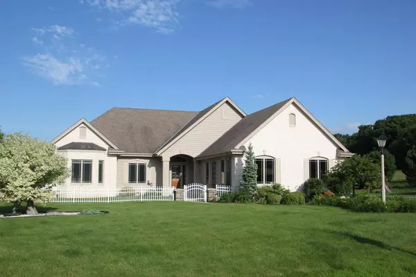 W291N4152 Prairie Wind Cir S, Pewaukee, WI 53072