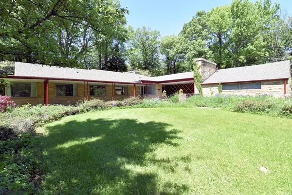 515 W Brentwood Ln, Glendale, WI 53217