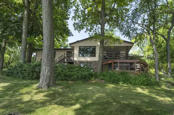 Delafield, WI 53018,904 Hawks Hollow
