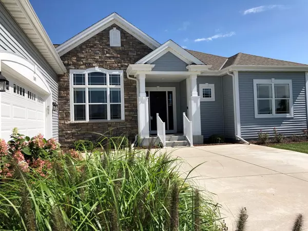 1101 Pine Ridge Ct, Oconomowoc, WI 53066