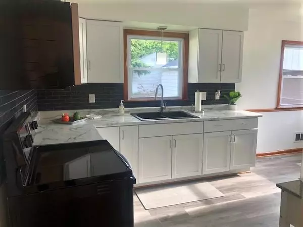 5052 W Kinnickinnic River Pkwy, Milwaukee, WI 53219