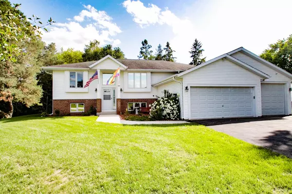 253 W Ottawa AVENUE, Dousman, WI 53118