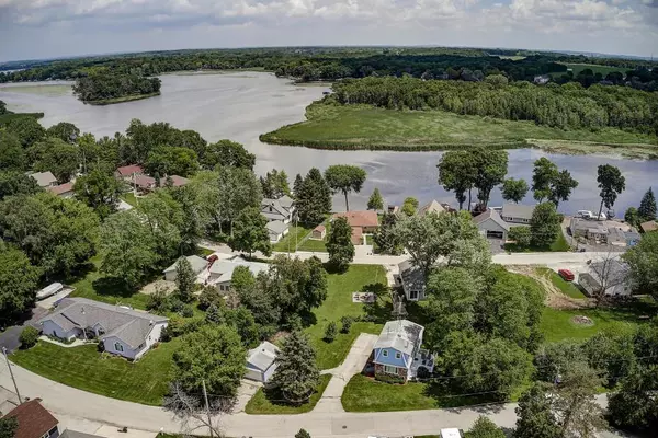 5625 W Peninsula Dr, Waterford, WI 53185