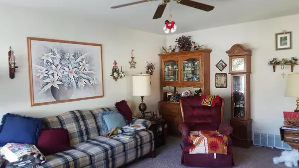 892 Lois Ct, Hartford, WI 53027