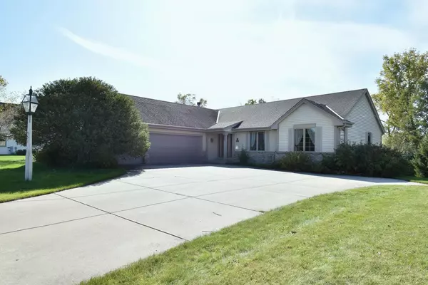 551 W Red Pine Cir, Dousman, WI 53118