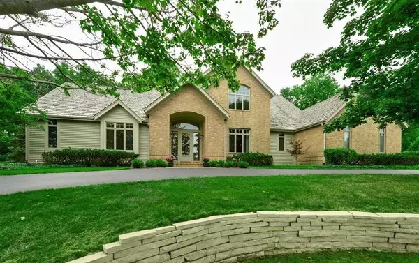 N17W30595 Woodland Hill DRIVE, Delafield, WI 53018