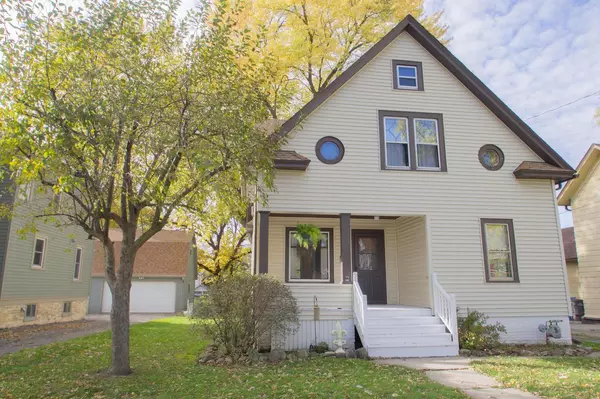 702 S 9th St, Watertown, WI 53094