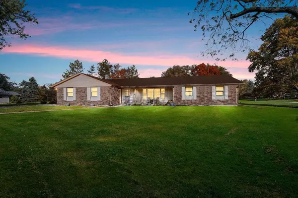 10706 Crestview Dr, Cedarburg, WI 53012