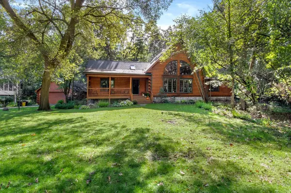 W5625 Cool Hill Dr, Elkhorn, WI 53121