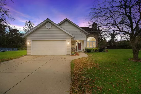 10401 S Ashley Ln, Oak Creek, WI 53154