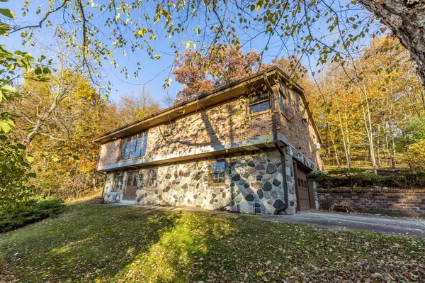 W322N8008 Koester Rd, Merton, WI 53056