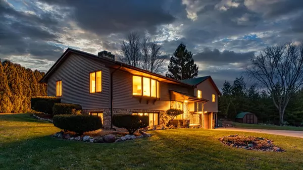 3080 Country Aire Dr, Cedarburg, WI 53012