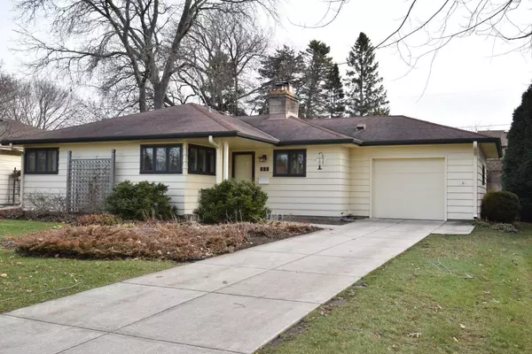 719 Oak St, South Milwaukee, WI 53172