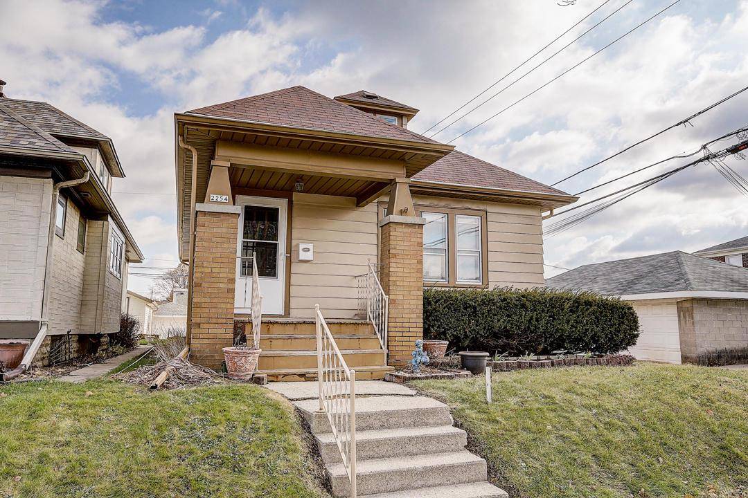 2254 S 70th St, West Allis, WI 53219